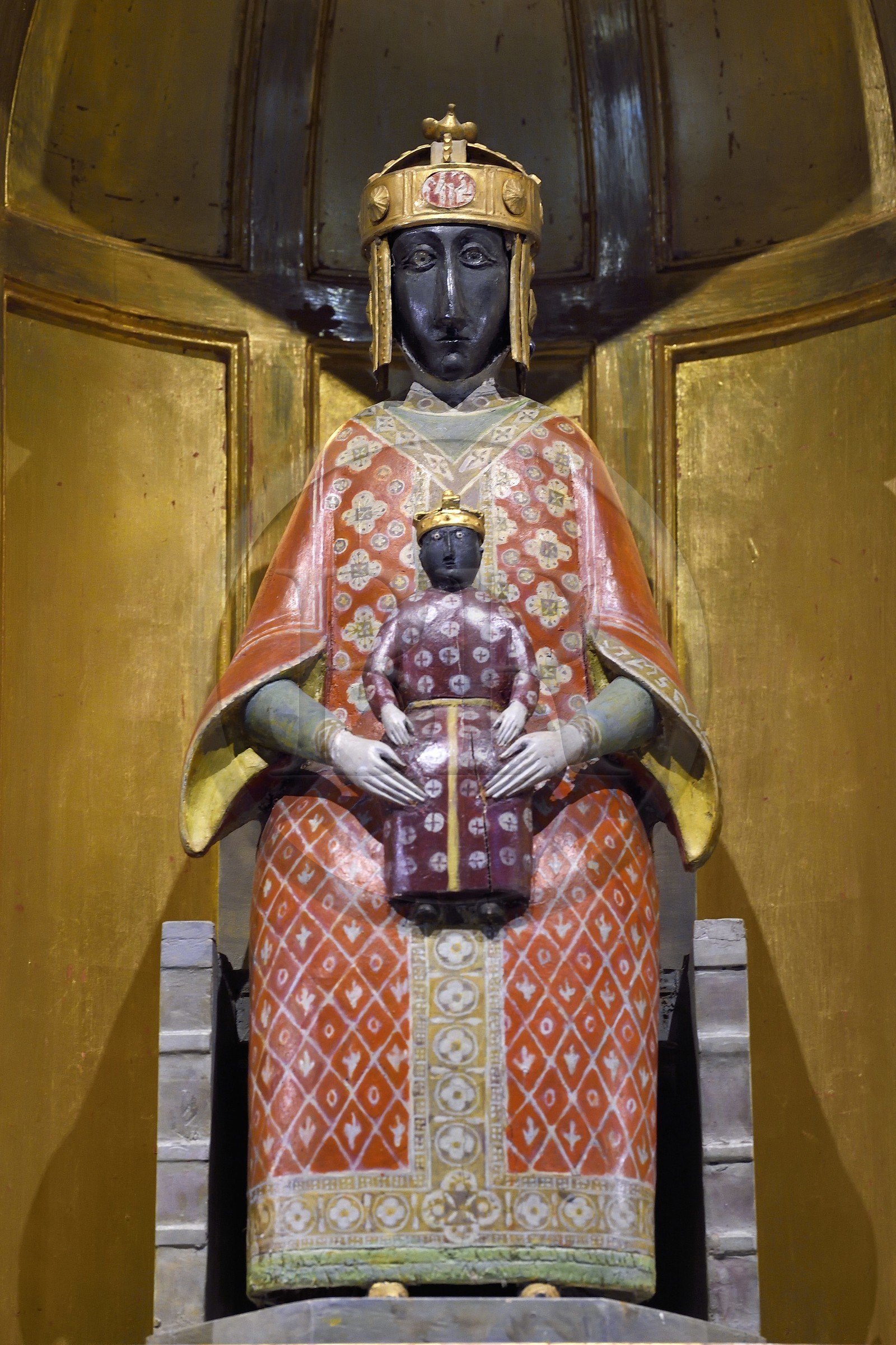 France, Haute-Loire (43), Le Puy-en-Velay, étape des chemins de Compostelle, la cathédrale Notre-Dame-de-l'Annonciation du XIIe siècle classée Patrimoine Mondial de l'UNESCO, chapelle des Reliques ou chapelle du Saint-Sacrement qui présente sur un immense reliquaire du XVIIe siècle la copie contemporaine de la statue de la Vierge noire à l'Enfant France, Haute-Loire (43), Le Puy-en-Velay, étape des chemins de Compostelle, la cathédrale Notre-Dame-de-l'Annonciation du XIIe siècle classée Patrimoine Mondial de l'UNESCO, chapelle des Reliques ou chapelle du Saint-Sacrement qui présente sur un immense reliquaire du XVIIe siècle la copie contemporaine de la statue de la Vierge noire à l'Enfant