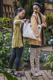 Rwanda, Kigali, Norrsken House Kigali, la styliste Gloria Girabawe, fondatrice et PDG de Flove, présente un nouveau sac de sa collection à son amie