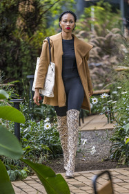 Rwanda, Kigali, Norrsken House Kigali, la mannequin Winnie Shema Tumusiime met en valeur la collection de sac de la marque Flove made in Rwanda