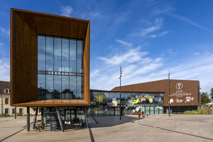 France, Côte-d'Or (21), Dijon, zone classée Patrimoine Mondial de l'UNESCO, Cité Internationale de la Gastronomie et du Vin par l'architecte Anthony Béchu située sur le site de l'ancien hôpital général de Dijon et le canon de lumière qui abrite l'école Ferrandi