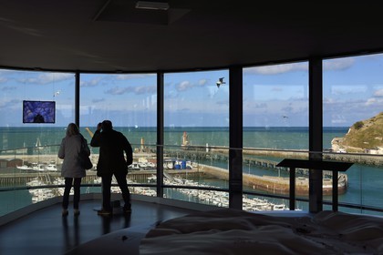 France, Seine-Maritime (76), Pays de Caux, Côte d'Albâtre, Les Pêcheries - Musée de Fécamp domine le port, le Cap Fagnet en arrière plan
