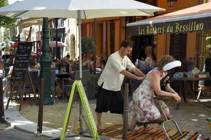 France, Var (83), Provence Verte, Cotignac, jour de marché sur la place principale, massage dans la rue
