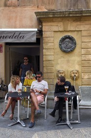 France, Bouches-du-Rhône (13), Aix en Provence, fontaine des Bagniers au croisement des rues des Bagniers et des Chapeliers, médaillon en bronze représentant Paul Cézanne d’après un dessin de Renoir