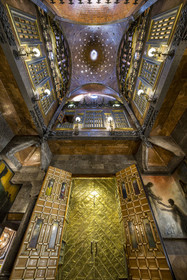 Espagne, Catalogne, Barcelone, le Palais Güell (Palau Güell) construit entre 1886 et 1891 et réalisé par l'architecte du modernisme catalan Antoni Gaudi, site classé au Patrimoine Mondial de l'UNESCO, salon central couronné d'un dome parabolique