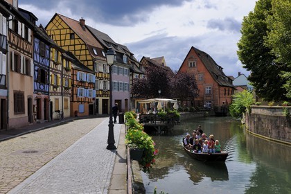 France, Haut-Rhin (68), Colmar, la petite Venise, quartier de la Krutenau arrosé par la rivière Lauch, promenade en barque à fond plat le long du quai de la Poissonnerie