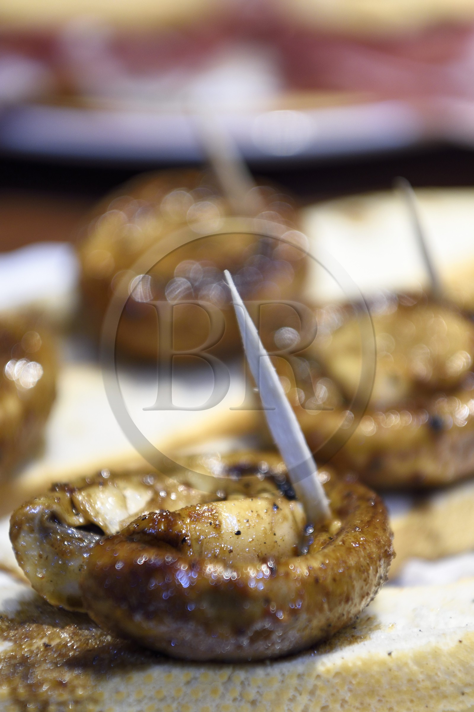 Espagne, Pays basque espagnol, Biscaye, Bilbao, pintxos de champignons au Bar Motrikes