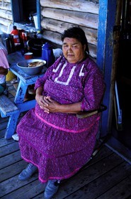 Canada, province de Québec, Réserve faunique de la Vérendrye, Grand Lac Victoria, femme algonquienne sur sa véranda