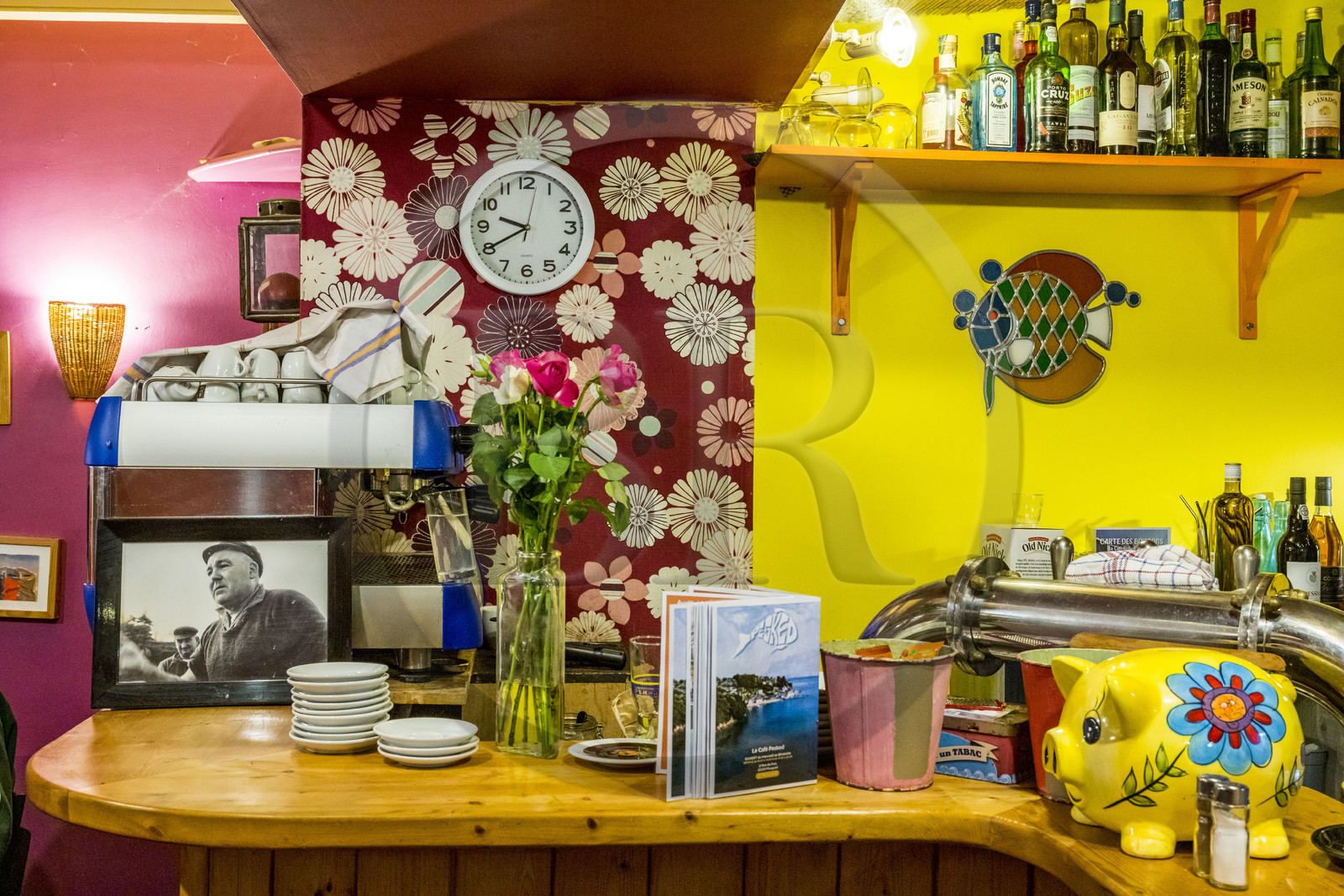 France, Côtes-d'Armor (22), La Roche Jaune à Plouguiel, le Café Pesked