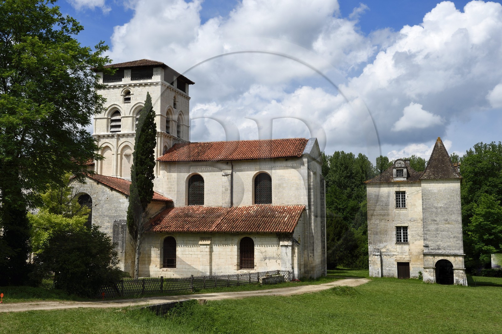France, Dordogne (24), Périgord Blanc, abbaye romane de Chancelade, l'église abbatiale et le logis de l'Abbé