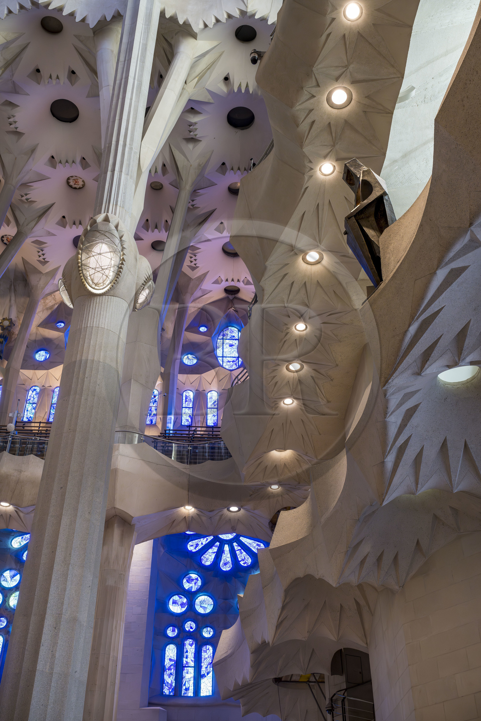 Espagne, Catalogne, Barcelone, quartier de l'Eixample, basilique de la Sagrada Familia de l'architecte du modernisme catalan Antoni Gaudi classée Patrimoine Mondial de l'UNESCO, le côté Est de la Nef et statue en bronze de Saint Georges par le sculpteur Subirachs au centre de l'intérieur de la facade de la Gloire