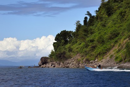 Caraïbes, Ile de la Dominique, Portsmouth, Parc national des Cabrits, pêcheurs à la pointe de Fort Shirley dans la baie de Prince Rupert, les Saintes en Guadeloupe en arrière plan