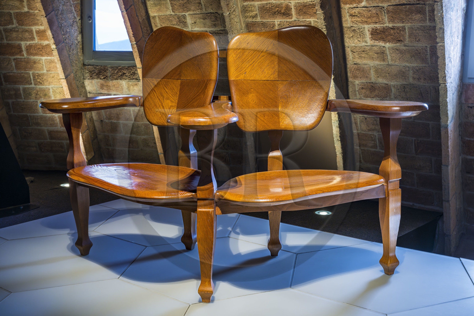 Espagne, Catalogne, Barcelone, quartier de l'Eixample, Passeig de Gracia, Pedrera ou Casa Mila (1905-1910) de l'architecte du modernisme catalan Antoni Gaudi, site classé au Patrimoine Mondial de l'UNESCO, petit canapé Confident (1907) de la Casa Batllo