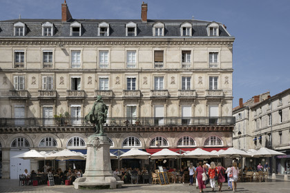 France, Charente Maritime, La Rochelle, Place de l'Hôtel de Ville, statue in memory of Jean Guiton, mayor of La Rochelle during the siege of 1628