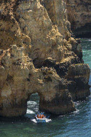 Portugal, Algarve, Lagos, découverte en bateau des grottes dans les falaises escarpées de la Ponta da Piedade