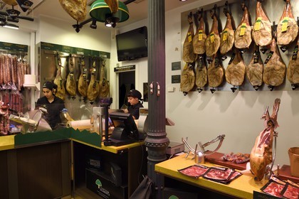 Espagne, Pays basque espagnol, Biscaye, Bilbao, magasin Viandas de Salamanca spécialisé dans le jambon