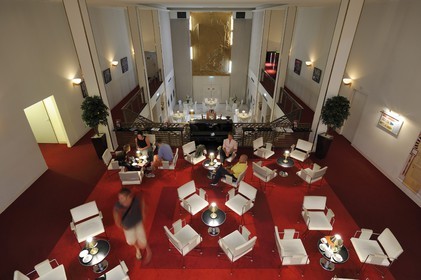 France, Loire-Atlantique (44), port de Saint-Nazaire, Escal'Atlantic dans l'ancienne base sous-marine fait revivre le monde des transatlantiques, le bar et la grande salle à manger