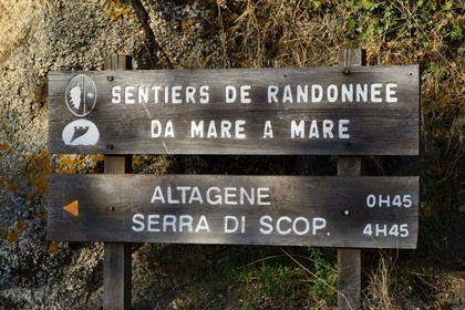 France, Corse-du-Sud (2A), Alta Rocca, panneau de direction du sentier de randonnée Gr Da Mare A Mare