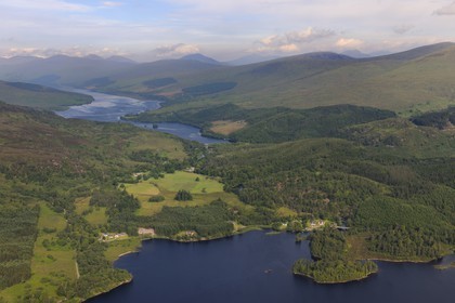 Royaume-Uni, Ecosse, Highland, le Loch Arkaig donnant sur le Loch Oich au premier plan qui fait partie du canal Calédonien (vue aérienne)