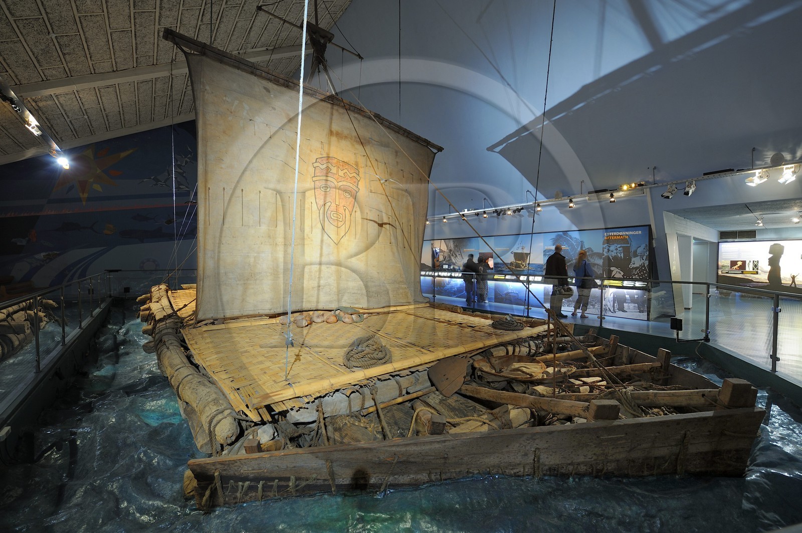 Norvège, Oslo, presqu'île de Bygdoy, musée du Kon-Tiki, le radeau Kon-Tiki (1947) de Thor Heyerdahl qui a traversé le pacific du Perou à la Polynésie Norvège, Oslo, presqu'île de Bygdoy, musée du Kon-Tiki, le radeau Kon-Tiki (1947) de Thor Heyerdahl qui a traversé le pacific du Perou à la Polynésie