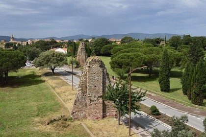 France, Var (83), Fréjus, Forum Julii, plaine de Sainte-Croix, l'aqueduc romain du Ier siècle av. J-C autour de l'avenue du XVème corps