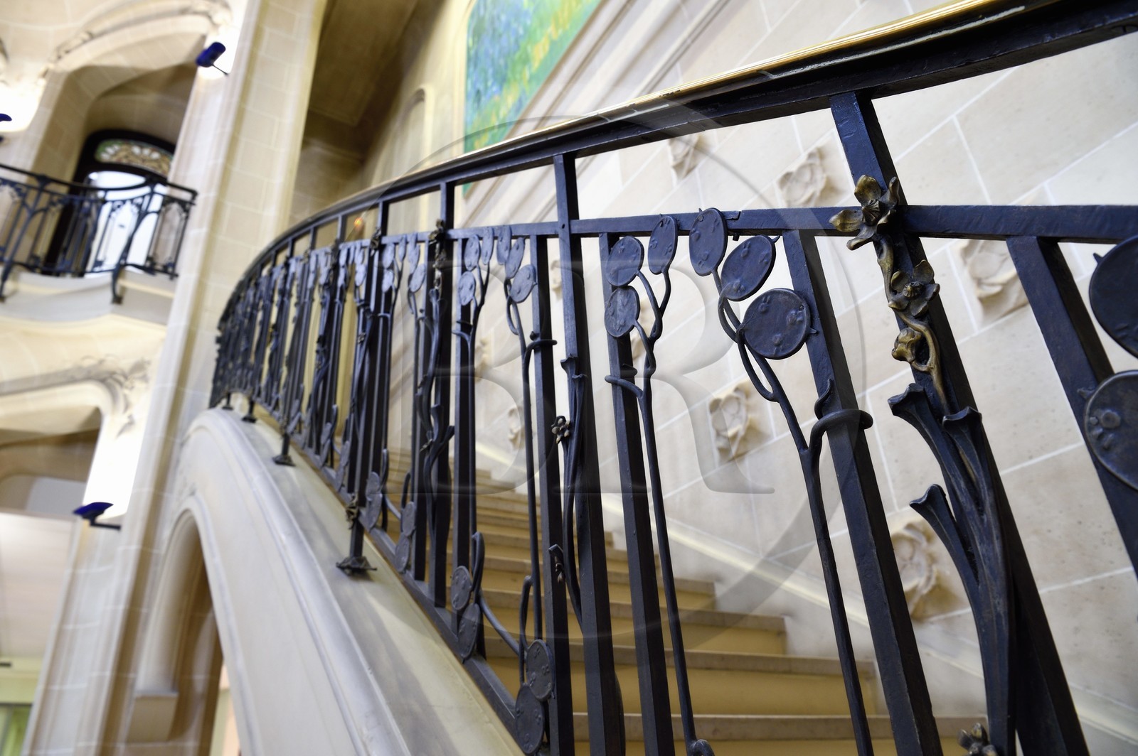 France, Meurthe-et-Moselle (54), Nancy, rue Saint-Jean, ancienne banque Renauld et actuelle BNP Paribas de style Art Nouveau, ferronnerie au motif de la fleur monnaie du Pape de l'escalier signées Louis Majorelle