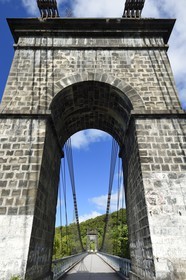 France, Ile de la Reunion, région de la Côte-au-vent, Sainte-Rose, pont suspendu de la rivière de l'Est