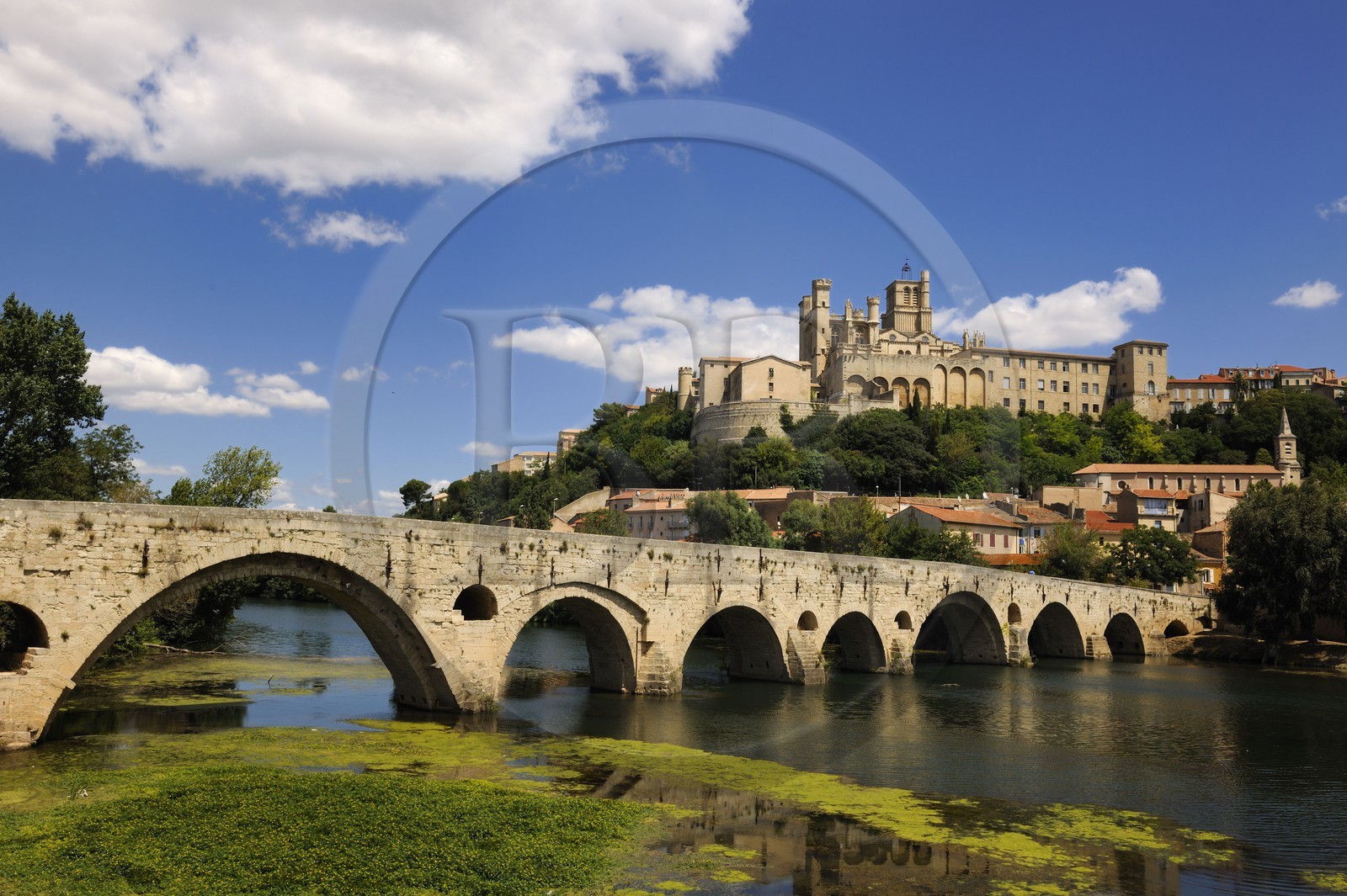 France, Hérault (34), Béziers, la cathédrale Saint Nazaire et le Pont-Vieux sur la rivière Orb