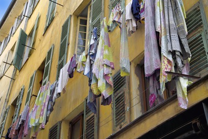 France, Alpes-Maritimes (06), Nice, vieille ville, linge séchant aux fenetres d'un immeuble d'habitation dans la rue Droite