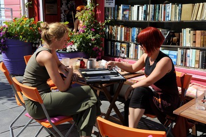 Norvège, Rogaland, Stavanger, le café Boker & Borst (Books&Booze) dans la rue Holmegate