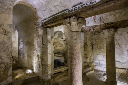 France, Yonne (89), Auxerre, l'église abbatiale de l'abbaye Saint-Germain, la confession dans la crypte, colonnes en marbre gallo-romaines en réemploi entourant le sarcophage de Germain dans les vestiges de l'oratoire du Ve siècle