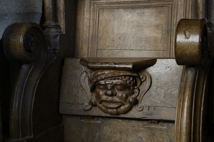 France, Finistère (29), la chapelle de Saint-Herbot de style gothique flamboyant, stalle du XVIe avec miséricorde sculptée