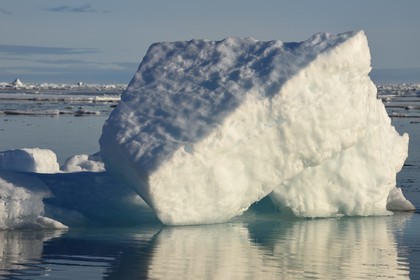 Groenland, cote Nord-Ouest, Smith sound au nord de la baie de Baffin vers Inglefield Land, bloc de glace de la banquise en train de fondre