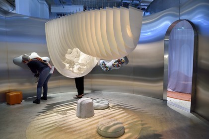 France, Charente (16), Cognac, Fondation d’Entreprise Martell, institution culturelle pluridisciplinaire (art, design et craft, architecture, musique, danse…), exposition Places to be qui réunit 14 designers internationaux, pièce dans une cuve inox, la salle de jeux par Yuan Yuan