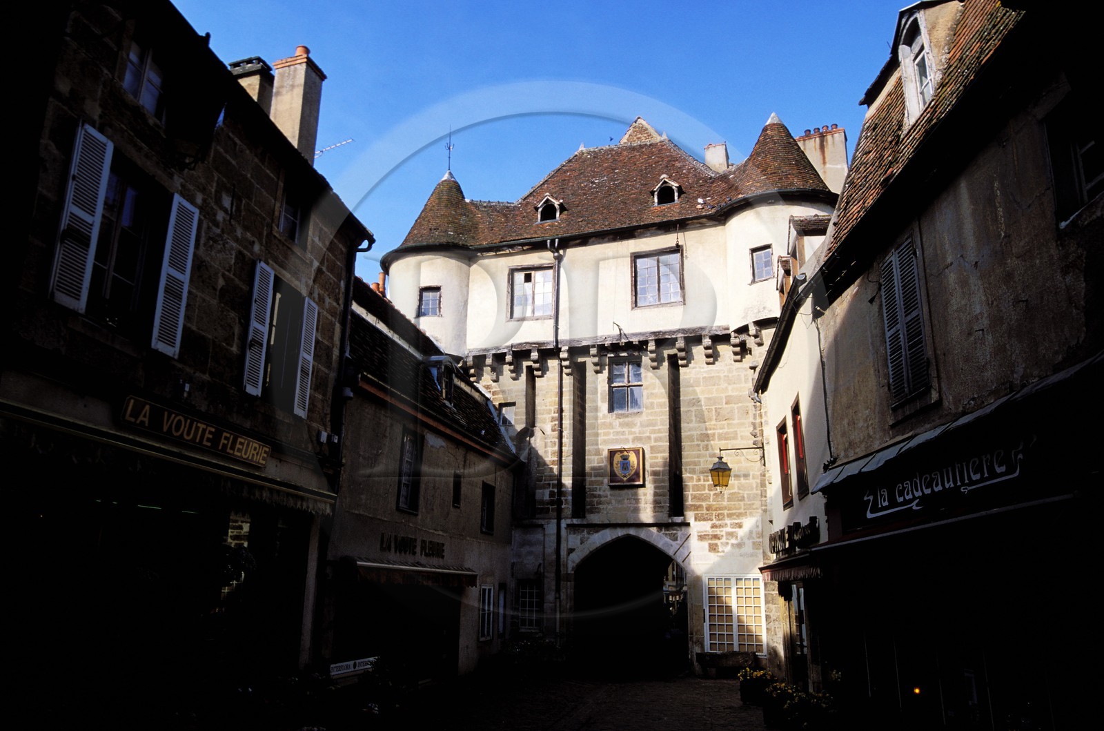 France, Côte-d'Or (21), Semur-en-Auxois, la rue Buffon par la porte Sauvigny