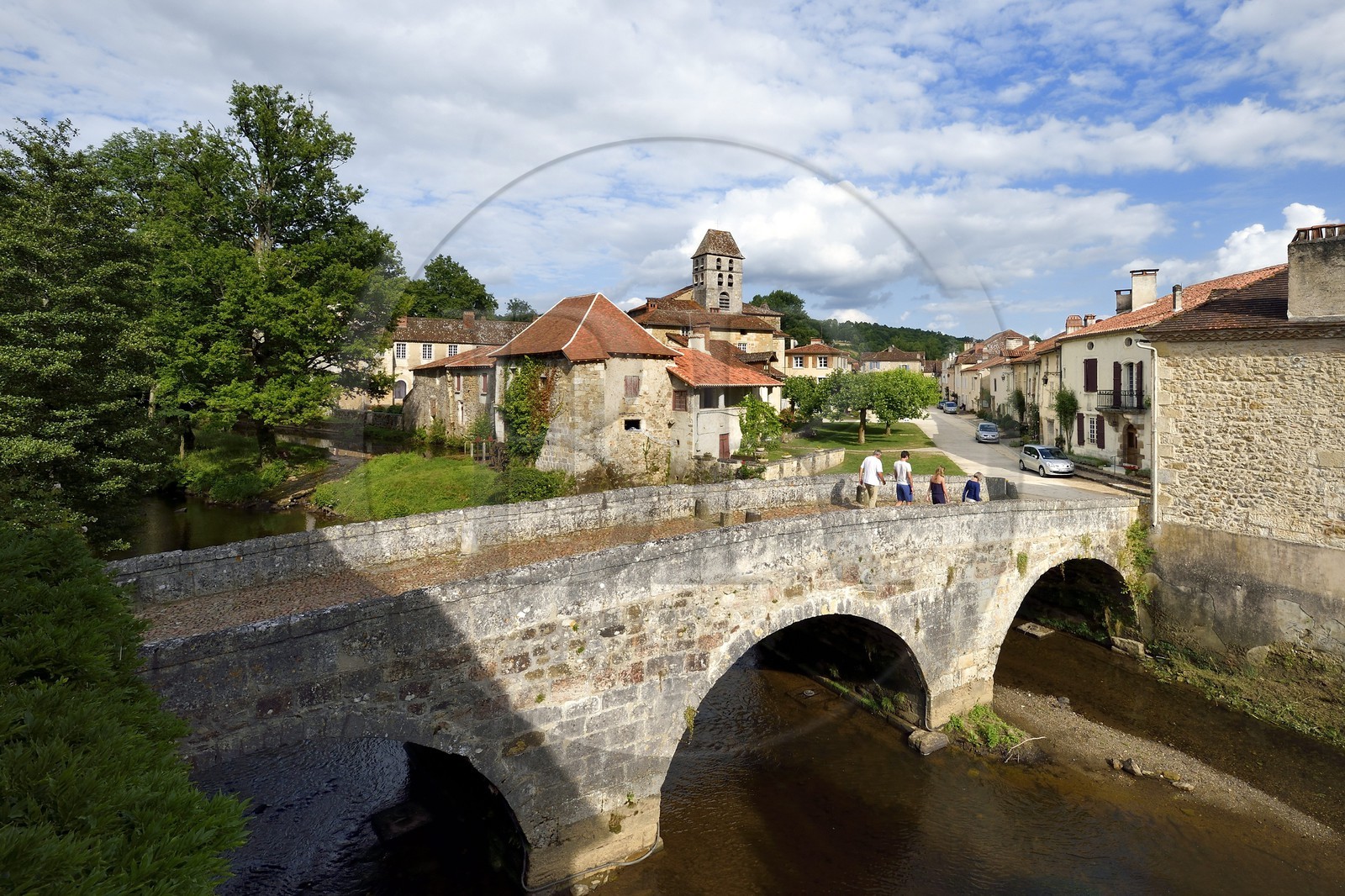 France, Dordogne (24), Périgord Vert, Saint-Jean-de-Côle, labellisé Les Plus Beaux Villages de France, le pont médiéval du XIIème siècle et le clocher de l'église Saint-Jean-Baptiste