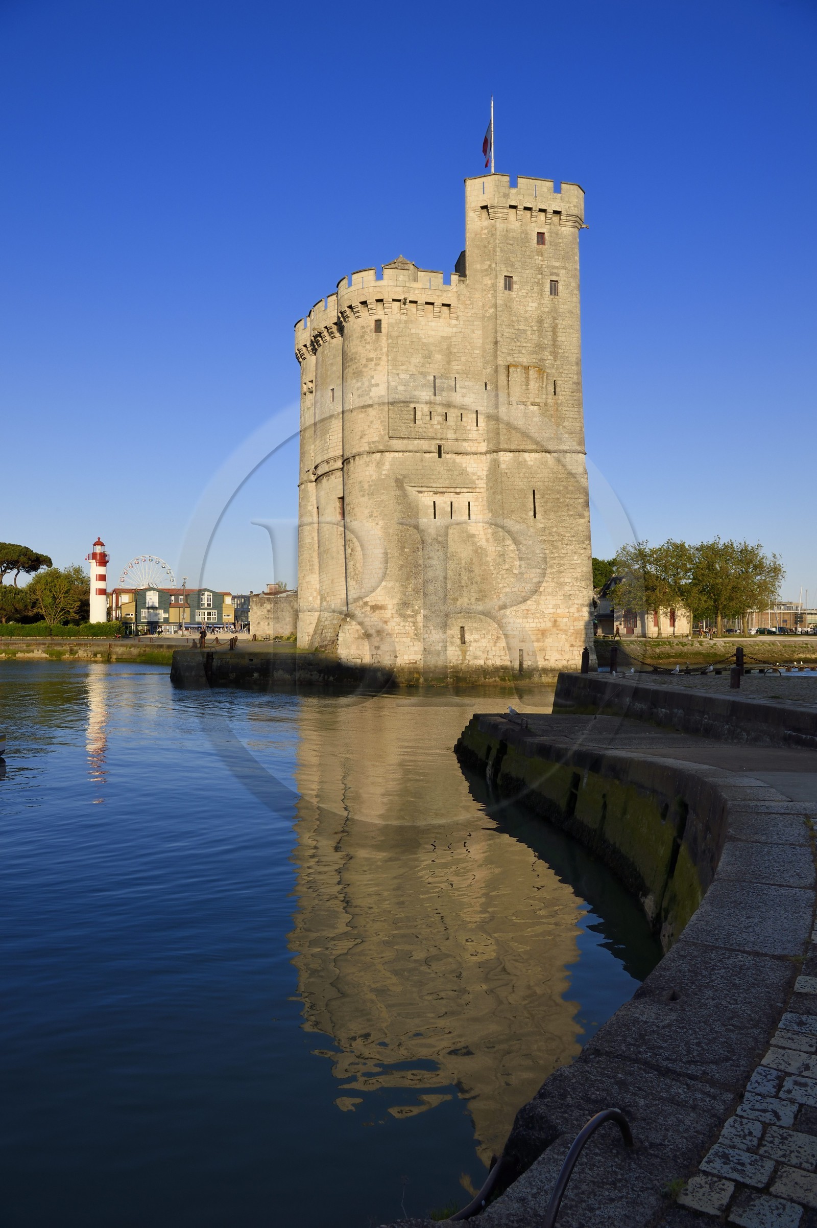 France, Charente-Maritime (17), La Rochelle, la Tour Saint-Nicolas protège l'entrée du Vieux Port