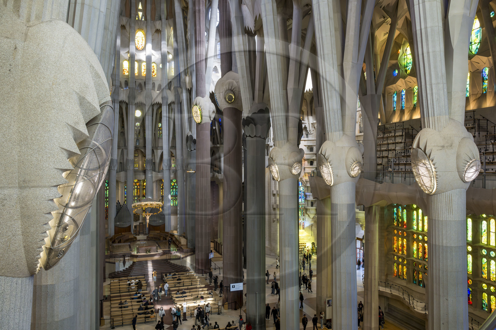 Espagne, Catalogne, Barcelone, quartier de l'Eixample, basilique de la Sagrada Familia de l'architecte du modernisme catalan Antoni Gaudi classée Patrimoine Mondial de l'UNESCO, au dessus du noeud, les colonnes du vaisseau central (nef) se subdivisent en branches tel un arbre