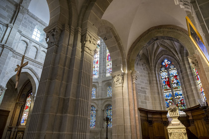 France, Saône-et-Loire (71), Autun, la cathédrale Saint-Lazare, un des chapiteaux historiés ornent les colonnes de la nef centrale, reliquaire de Saint Lazare dans la chapelle à droite