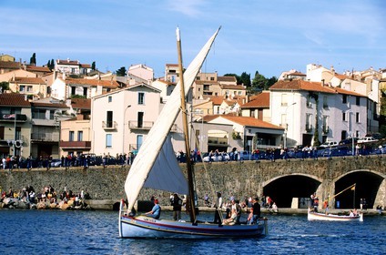 France, Pyrénées-Orientales (66), Banyuls-sur-Mer, barque catalane devant le village