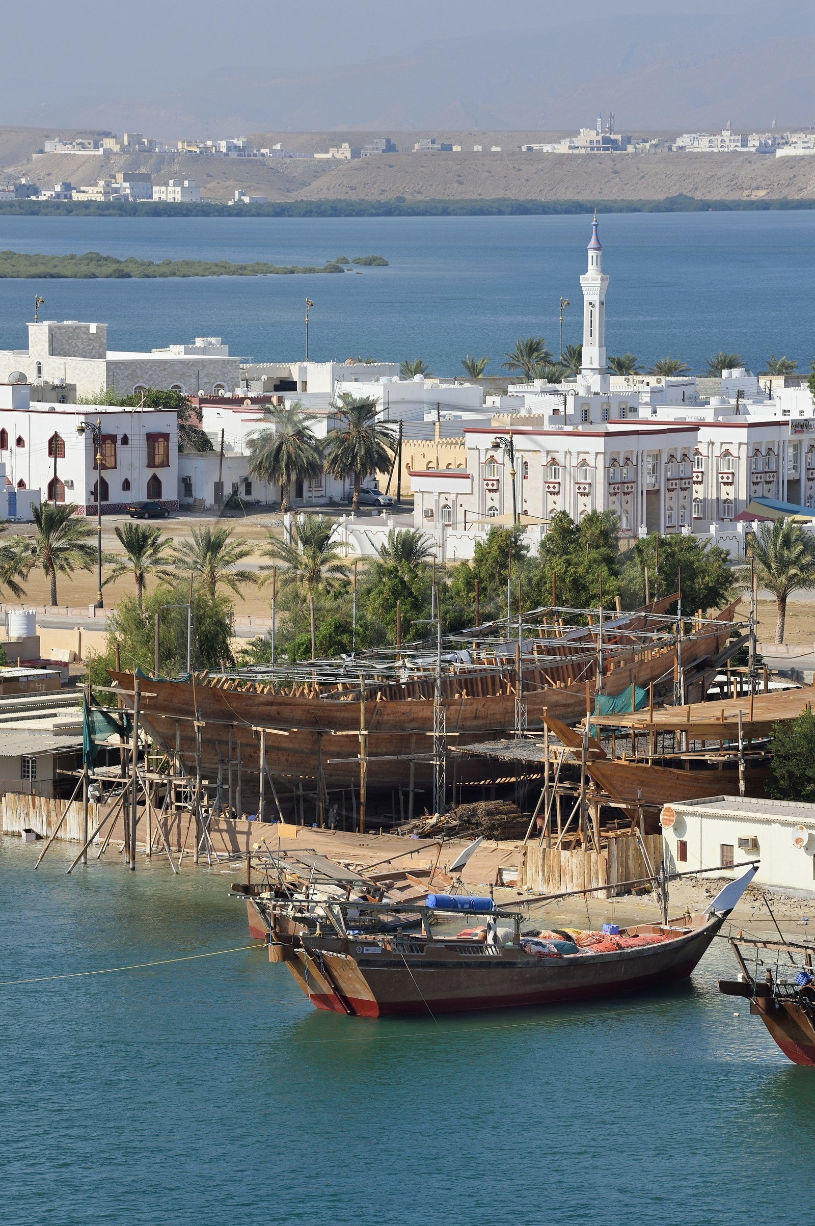 Sultanat d'Oman, gouvernorat de Ash Sharqiyah du Sud, ville et port de Sour, chantiers navals artisanaux de construction de boutres (dhows) Sultanat d'Oman, gouvernorat de Ash Sharqiyah du Sud, ville et port de Sour, chantiers navals artisanaux de construction de boutres (dhows)