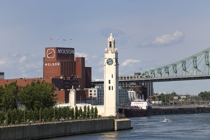 Canada, province de Québec, Montréal, quartier du Vieux-Montréal, le Vieux-Port, la tour de l'Horloge, la brasserie Molson et le pont Jacques-Cartier