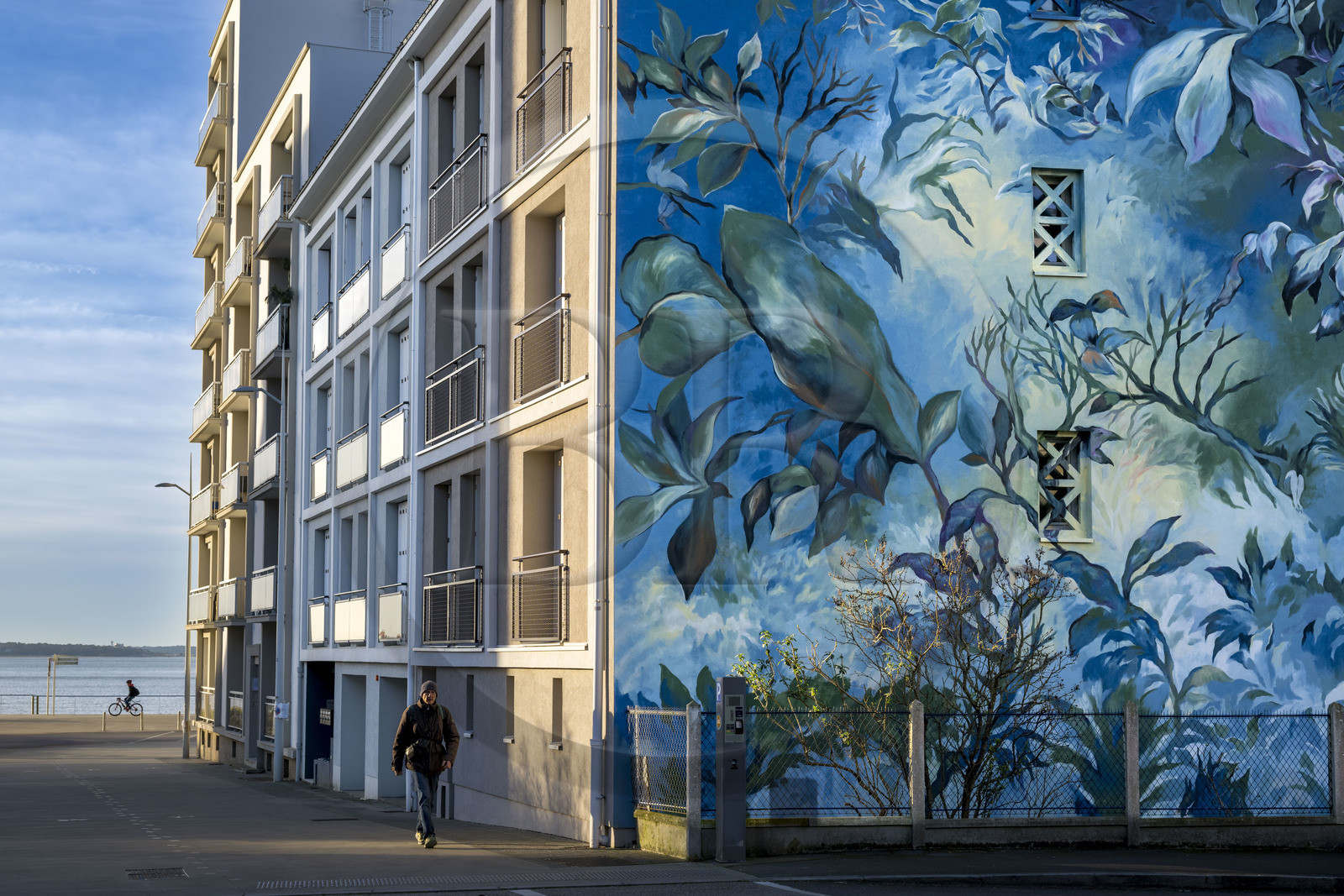 France, Loire-Atlantique (44), Saint-Nazaire, peinture murale appelée Rêverie Détrempée réalisée par l’artiste Makiko Furuichi sur l'avenue Léon Blum meant à la mer