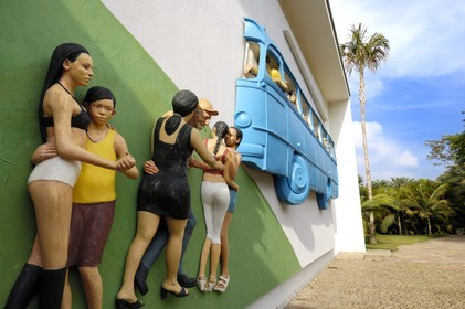 Brésil, Etat du Minas Gerais, région de Belo Horizonte, Brumadinho, centre d'art contemporain Inhotim, Galeria Praça, Rodoviara de Brumadinho (2005) de John Ahearn et Rigoberto Torres
