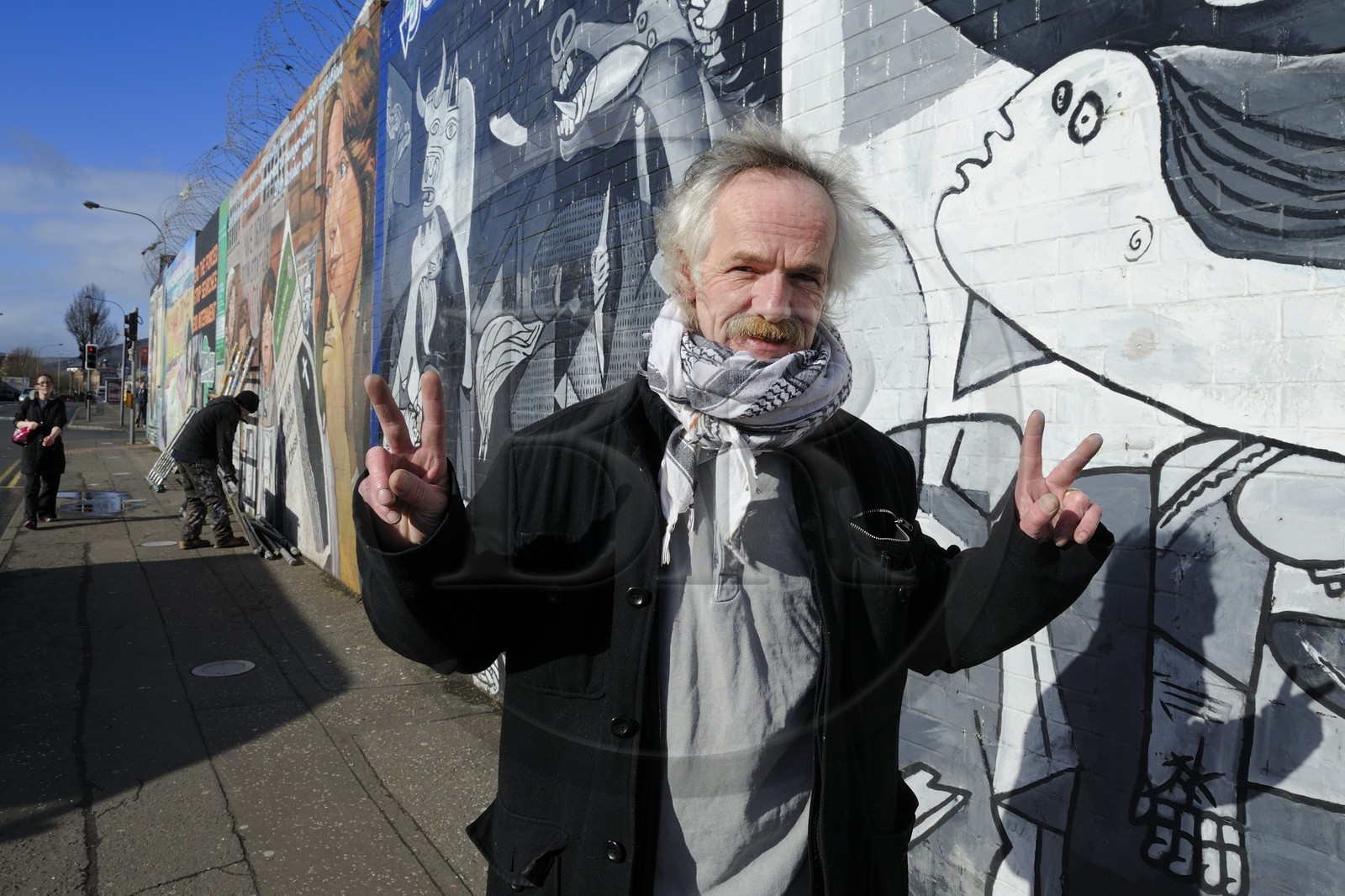 Royaume-Uni, Irlande du Nord, Belfast Ouest, le quartier catholique de Falls, International ou Solidarity Wall, peintures murales sur Falls Road, Danny Monaghan auteur des fresques