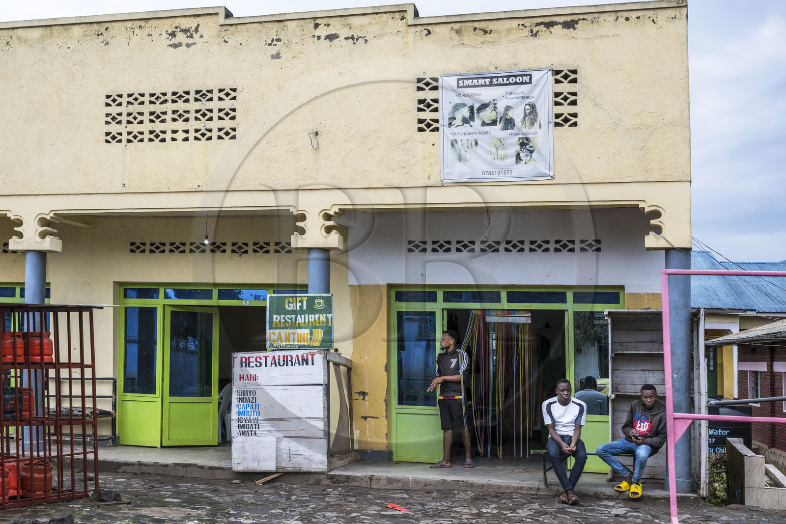 Rwanda, Province du Nord, District de Musanze (Ruhengeri), restaurant et salon de coiffure sur la Route Nationale 4 qui va de Ruhengeri à Goma au Congo