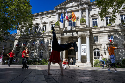 France, Vaucluse (84), Avignon, place de l'Horloge, spectacle Barulhos création de la Compagnie Malka en teasing spectacle de rue devant l'hôtel de Ville pendant le festival