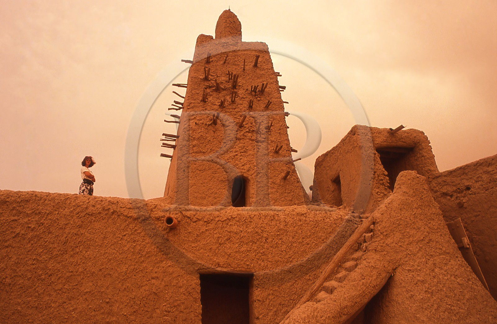 Mali, Tombouctou, la mosquée de Djingareyber classée Patrimoine Mondial de l'UNESCO, la plus grande mosquée de Tombouctou pendant une tempete de sable