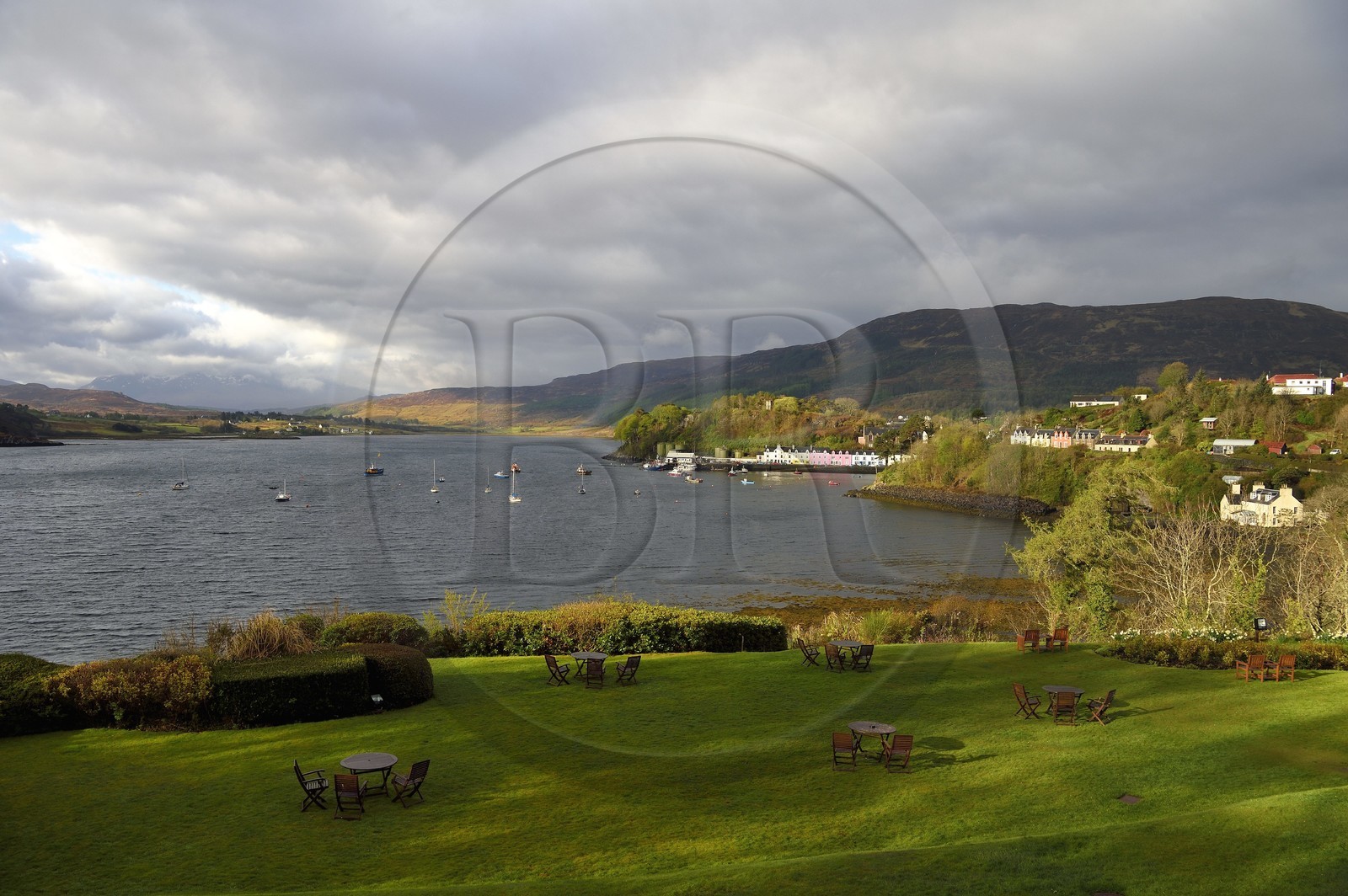Royaume-Uni, Ecosse, région des Highlands, les Hébrides, Ile de Skye, le port de pêche de Portree vu du Cuillin Hills Hotel