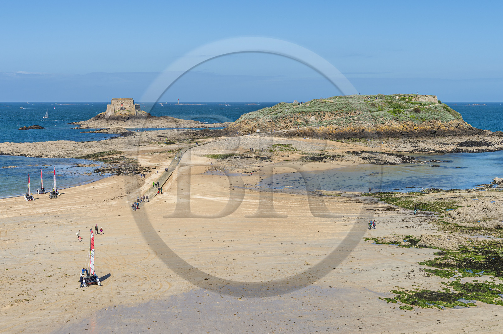France, Ille-et-Vilaine (35), Côte d'Emeraude, Saint-Malo, Fort conçu par Vauban de l'île rocheuse Petit-Bé à gauche et Grand-Bé à droite, à marée basse France, Ille-et-Vilaine (35), Côte d'Emeraude, Saint-Malo, Fort conçu par Vauban de l'île rocheuse Petit-Bé à gauche et Grand-Bé à droite, à marée basse