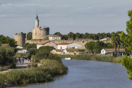 France, Gard (30), Aigues-Mortes, le canal du Rhône à Sète et la ville médiévale entourée par ses remparts, la Tour de Constance en arrière plan